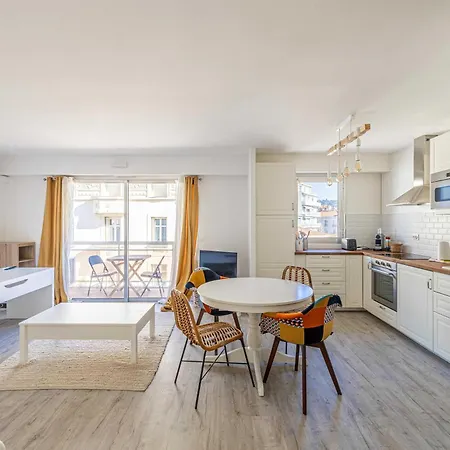 Exceptional Spacious One Bedroom Flat In Apartment