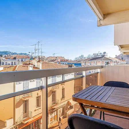 Exceptional Spacious One Bedroom Flat In Apartment