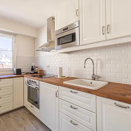 Exceptional Spacious One Bedroom Flat In